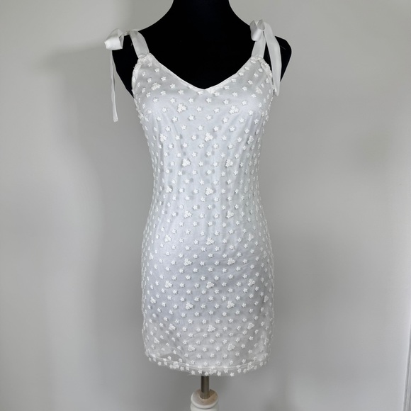 Francesca's Mi Ami Valery Embroidered Floral Mini Dress Medium‎ - Picture 2 of 16